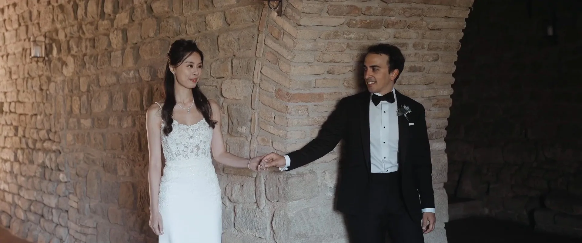 Andrea e Chloe al Castello di Rosciano, fotogramma dal loro film di matrimonio