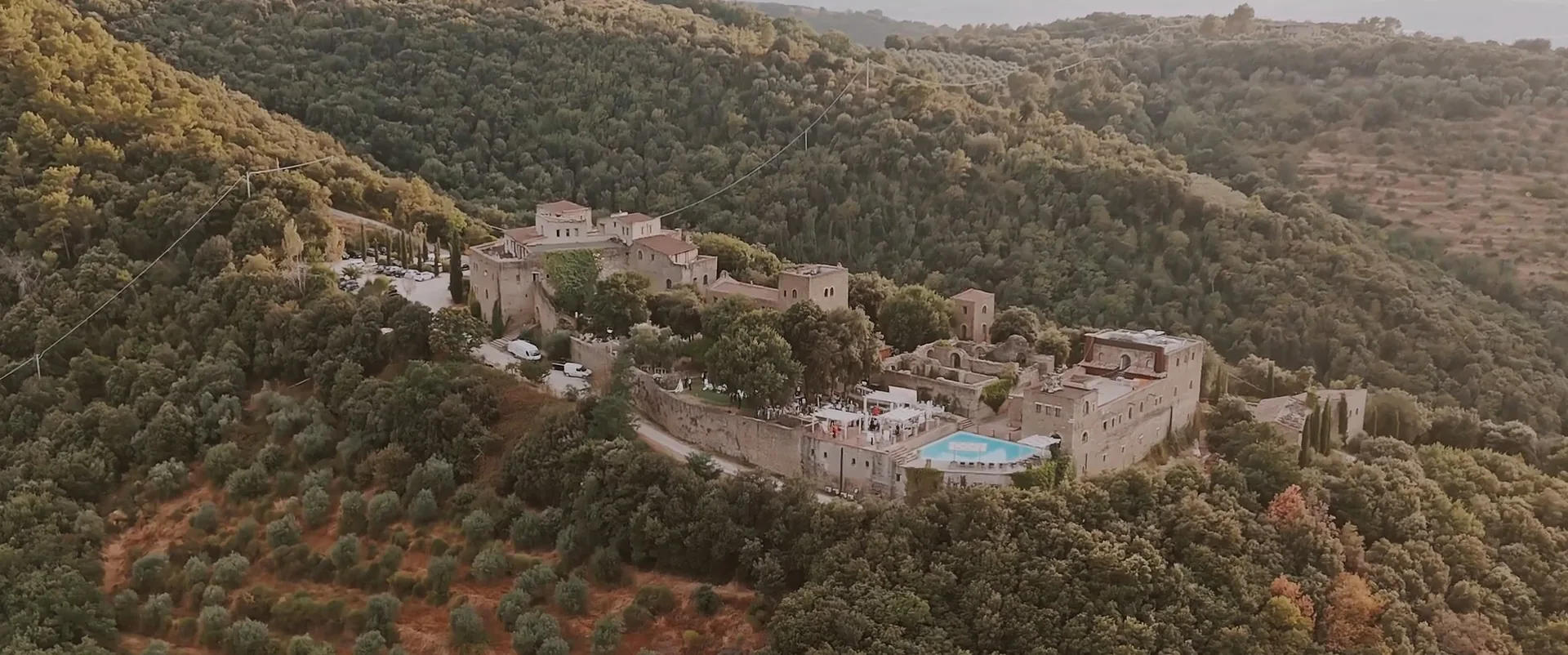 Il Castello di Rosciano tra boschi e uliveti, ripreso dal drone, fotogramma dal film di Cathrin e Philip