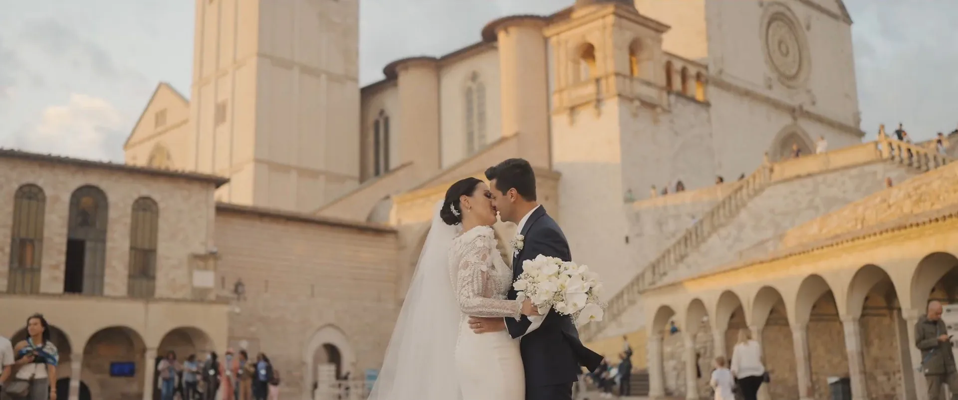 Iago e Benedetta si baciano nella piazza inferiore della basilica di San Francesco ad Assisi, fotogramma dal loro film
