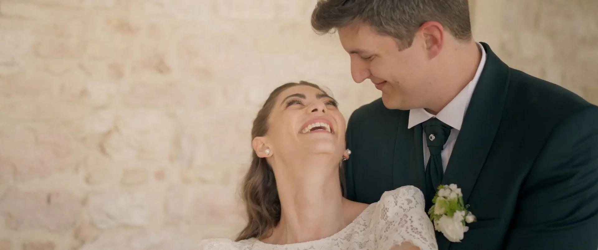 Matilde e Federico ridono abbracciati, fotogramma dal loro film