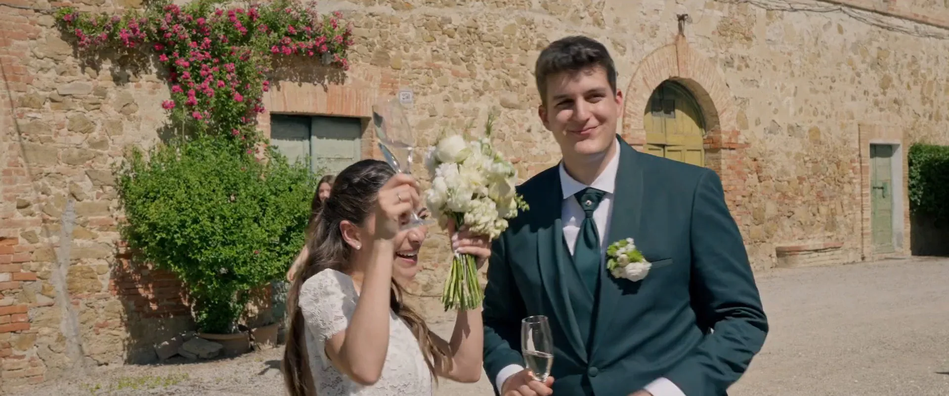 Matilde alza il bouquet nel cortile accanto a Federico, fotogramma dal loro film