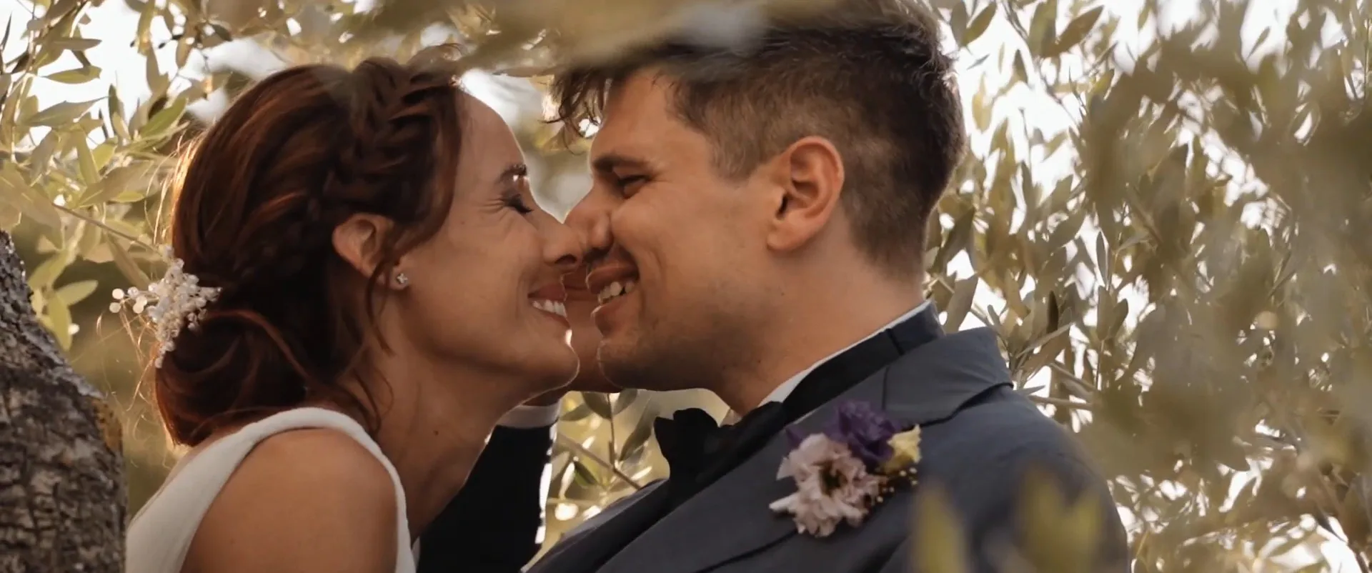 Rune e Cecilia naso a naso tra gli ulivi, fotogramma dal loro film