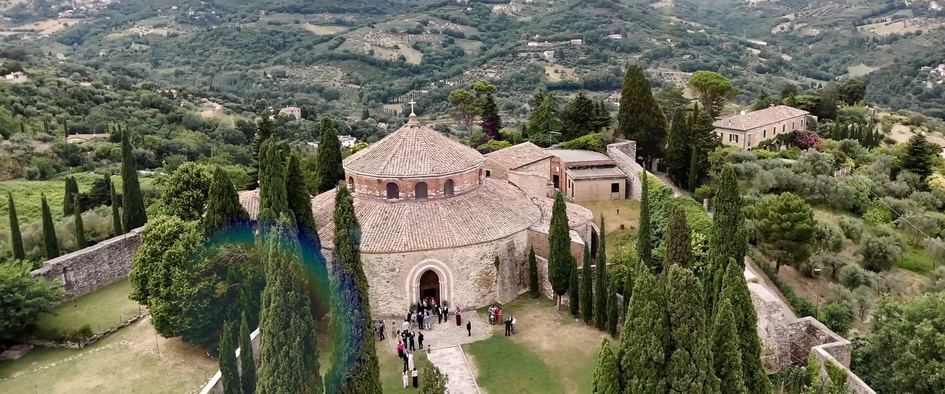 Il Tempio di Sant’Angelo a Perugia tra i cipressi, ripreso dal drone il giorno del matrimonio, fotogramma dal film di Simon e Giulia
