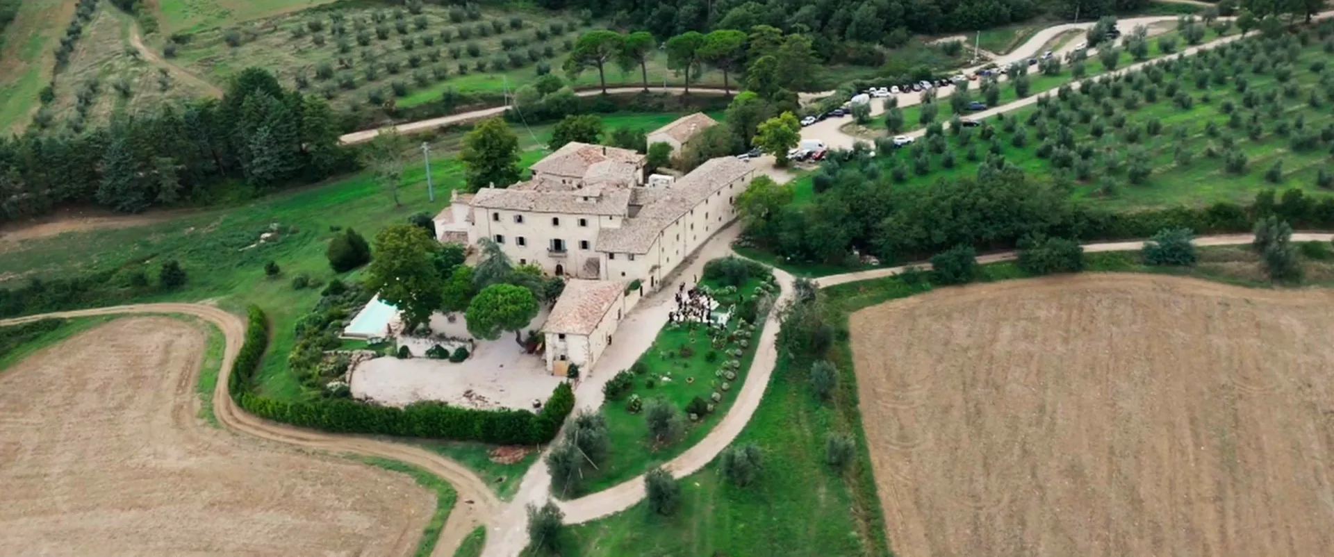 Borgo Colognola tra uliveti e campi, ripreso dal drone, fotogramma dal film di Valerio e Maral