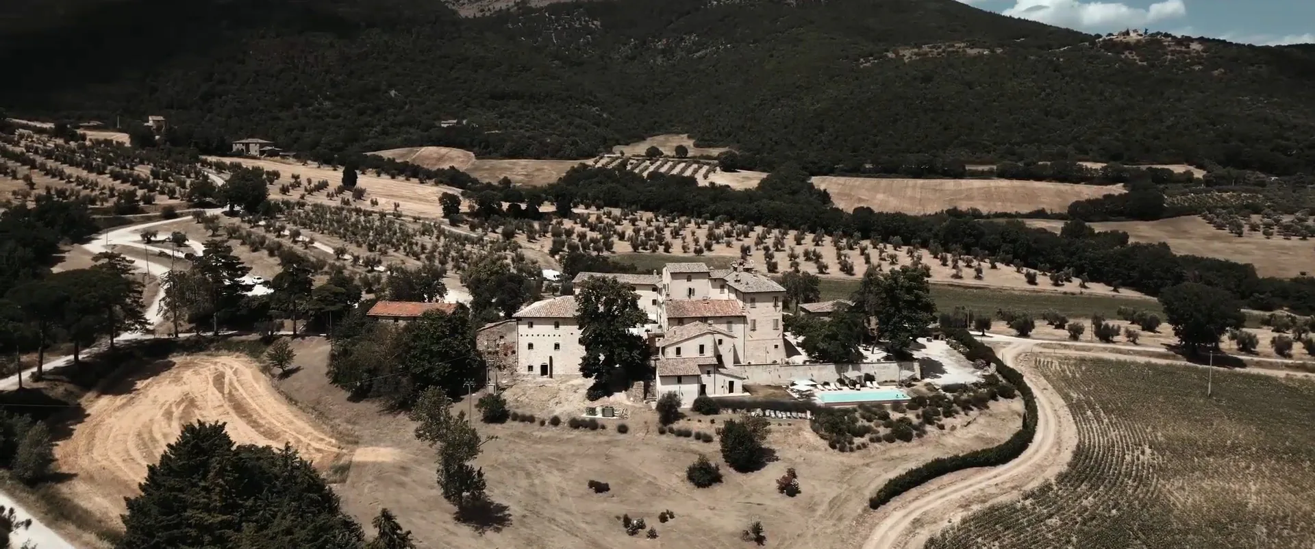 Borgo Colognola visto dal drone tra le colline
