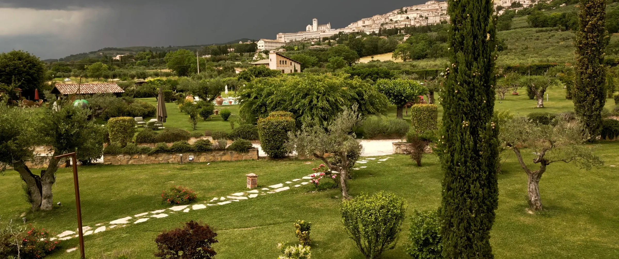 Il giardino della Tenuta di San Masseo con Assisi sullo sfondo