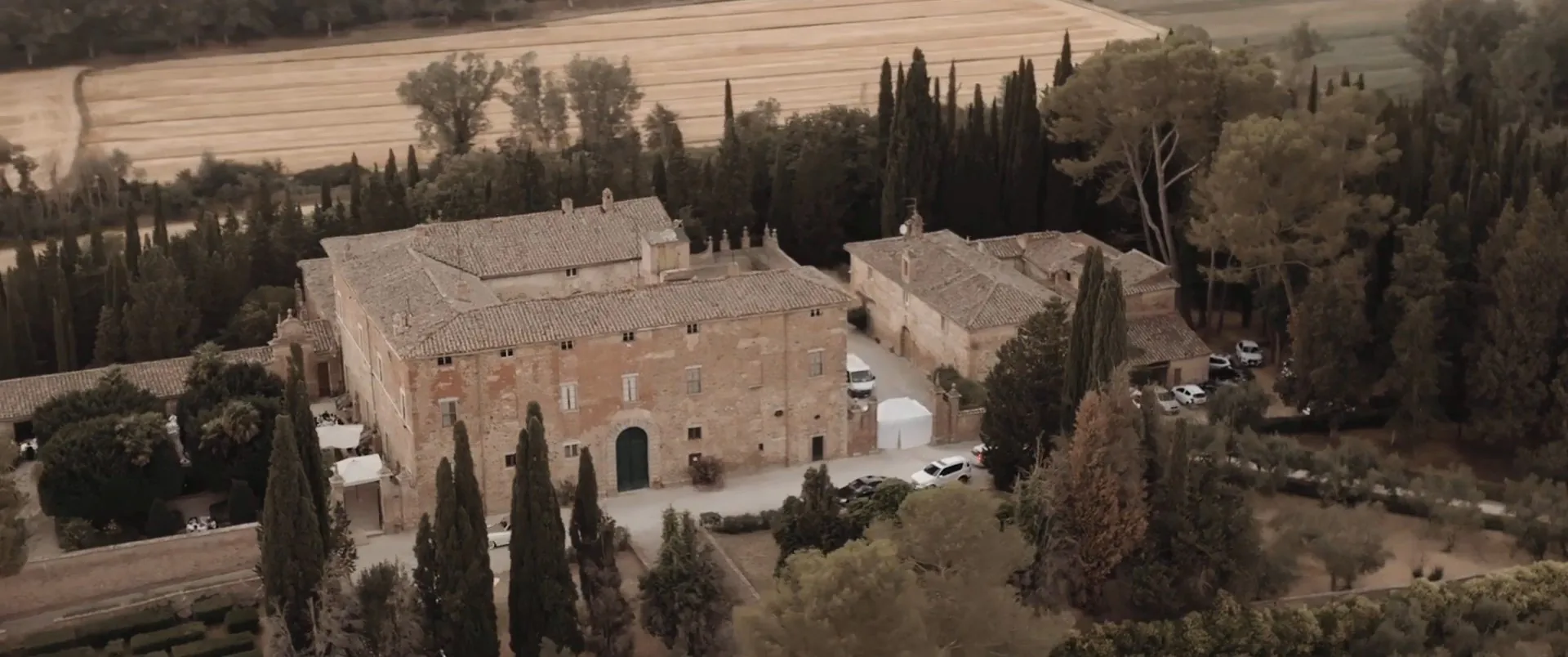 Villa di Montefreddo vista dal drone con il viale di cipressi