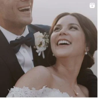 Sposi che ridono abbracciati — reel Instagram di Cinemarry